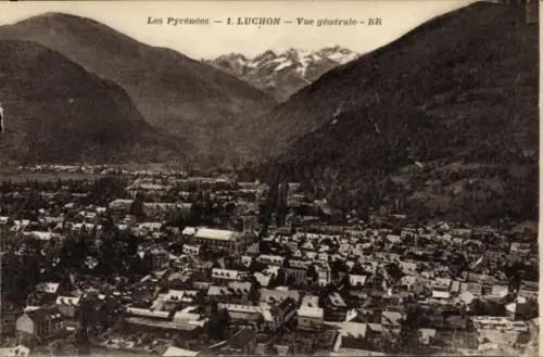 Ak Luchon Haute Garonne, Les Pyrénées,  allgemeine Ansicht, Berge im Hintergrund