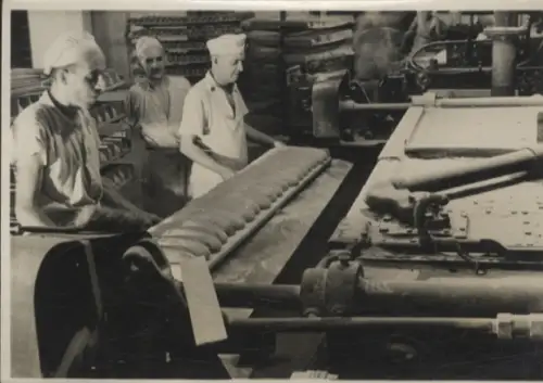 Original Foto Berlin-Schöneberg, Großbäckerei Schlüterbrot, Arbeiter beim Backen, um 1946, 12x17 cm