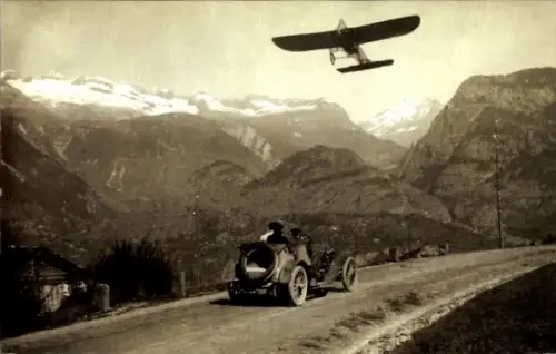 Foto Ak Berglandschaft, Bergstraße, Automobil, Flugzeug