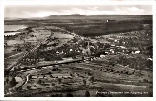 Ak Eriskirch Bodensee, Luftaufnahme von Eriskirch, Bodensee, Landschaft, Kirche, Felder