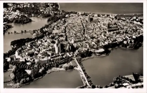 Ak Stralsund in Vorpommern, Luftaufnahme von   Gebäude, Wasserflächen, Landschaft
