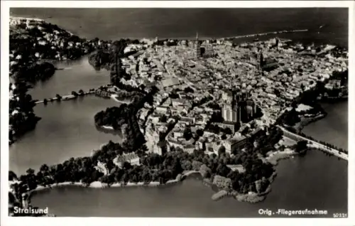 Ak Stralsund in Vorpommern, Luftaufnahme von  malerische Stadtansicht,  Architektur