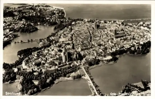 Ak Stralsund in Vorpommern, Luftaufnahme von  übersichtliche Stadtansicht, keine Persönlichkeiten