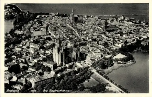 Ak Stralsund in Vorpommern, Luftaufnahme von   Stadtansicht, orig. Fingeraufnahme