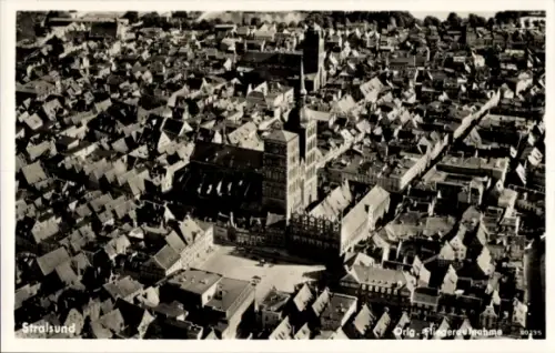 Ak Stralsund in Vorpommern, Luftaufnahme von   Architektur, viele Dächer