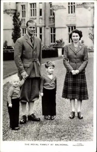Ak The Royal Family at Balmoral, Prince Philip, Queen Elizabeth II, Prince Charles