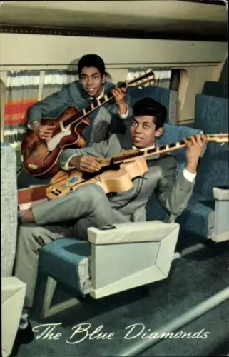 Ak Musiker The Blue Diamonds, Mit Gitarren im Zug