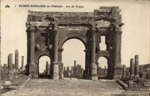 Ak Timgad Algerien, Römische Ruinen,  Bogen des Trajan, Säulen, antike Architektur
