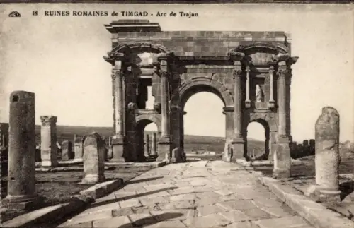 Ak Timgad Algerien, Römische Ruinen,  Bogen des Trajan, Säulen, Straße