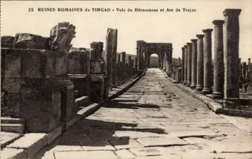 Ak Timgad Algerien, Römische Ruinen,  Voie du Décumanus, Arc de Trajan