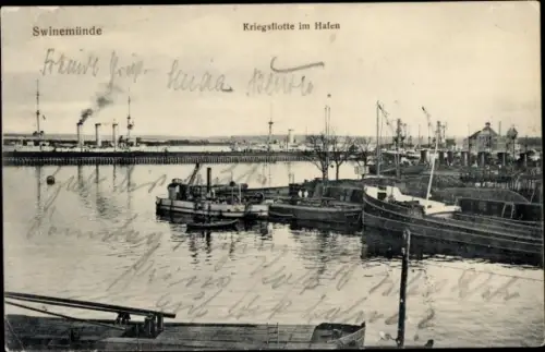 Ak Świnoujście Swinemünde Pommern, Kriegsflotte im Hafen, Boote, Industrie, Wasser