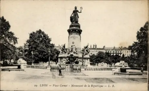 Ak Lyon Rhône, Monument de la République,  Platz Carnot, Statue, Bäume