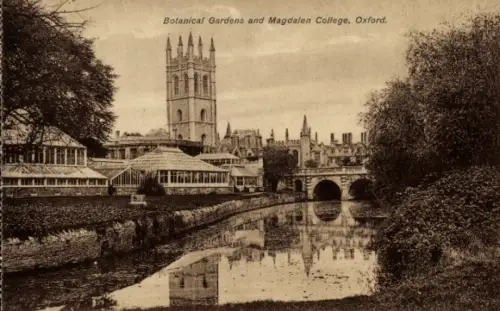 Ak Oxford Oxfordshire England, Botanische Gärten, Magdalen College, Fluss, Bäume, Wolken