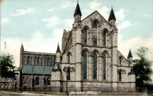 Ak Hexham Northumberland England, Hexham Abbey, gotische Architektur, Bäume im Vordergrund