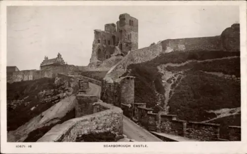 Ak Scarborough North Yorkshire, Schloss  Ruinen, Straße, Schwarz-Weiß-Foto