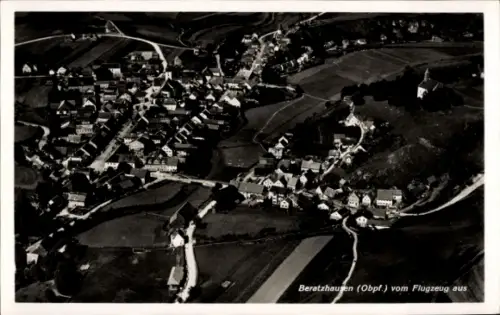 Ak Beratzhausen Oberpfalz, Luftaufnahme von  Häuser, Kirche, Felder