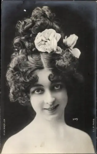 Ak Portrait einer jungen Frau mit Blumen im Haar