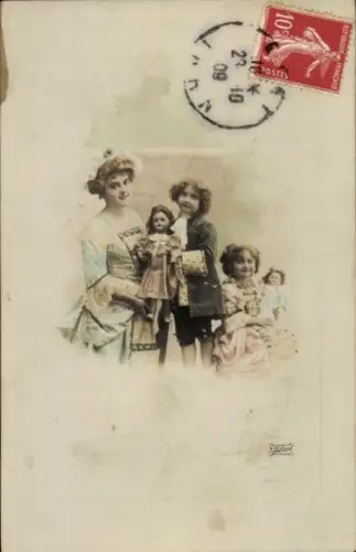 Ak Frau und Kinder, Portrait mit Puppen, coloriert