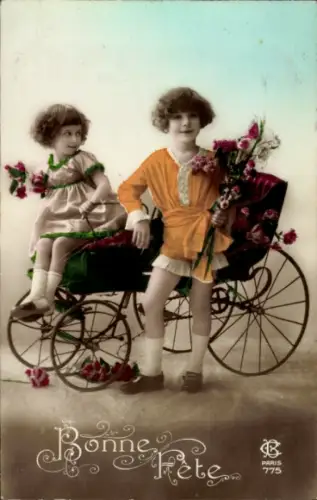 Ak Glückwunsch, Zwei Kinder auf einem vierrädrigen Wagen, coloriert