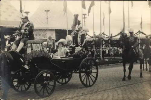 Ak Kronprinzenpaar, Prinz Gustav VI. Adolf, Prinzessin Margaret, Kutsche