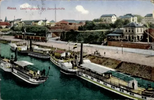Ak Riesa an der Elbe Sachsen,  Landungsplatz der Dampfschiffe, Schiffe im Wasser, Hafenansicht