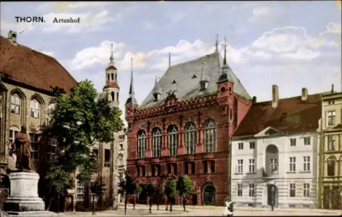 Ak Toruń Thorn Westpreußen, THORN, Artushof,  Gebäude, Statue, Bäume