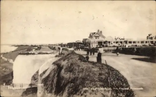 Ak Cliftonville Kent England,  Flagstaff Promenade, Küstenansicht, Spaziergänger