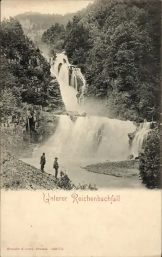 Ak Schattenhalb Kanton Bern, Reichenbachfall,  zwei Personen, Wasserfall, Natur