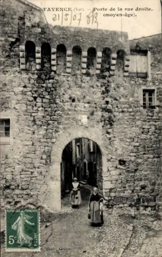 Ak Fayence Var,  Porte de la rue droite, Frauen in traditioneller Kleidung, Mittelalter