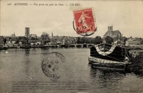 Ak Auxerre Yonne,  mit Flussansicht, Boot, Kirche,  Gebäude