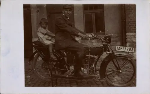 Foto Ak Mann mit Kind auf dem Motorrad, Portrait