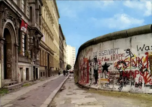 Ak Berlin Mitte, Alexanderplatz, Mauer, Graffiti, Straße, historische Architektur, Himmel