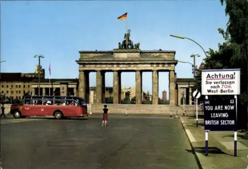 Ak Berlin Mitte, Alexanderplatz, Brandenburger Tor, Verkehrsschild, Tourist mit Bus, historisc...