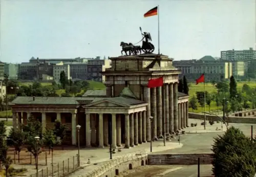 Ak Berlin Mitte, Alexanderplatz, Brandenburger Tor, Mauer, Flaggen, historische Architektur