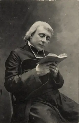 Ak Geistlicher mit Bibel, Portrait