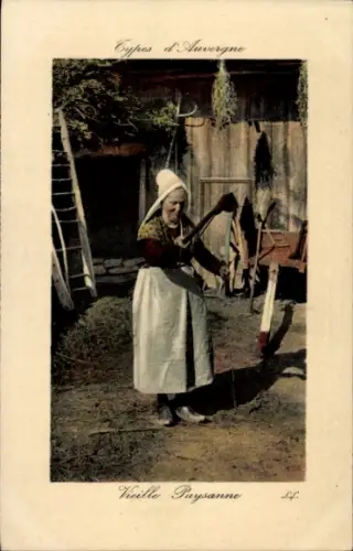 Ak Types d'Auvergne, Vieille Paysanne, Alte Bäuerin in Tracht