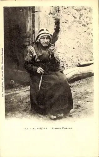 CPA En Auvergne, Vieille Fileuse