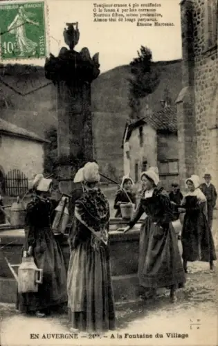 CPA En Auvergne, A la Fontaine du Village