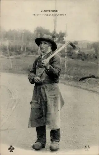 Ak Bauer kehrt vom Feld zurück, Axt