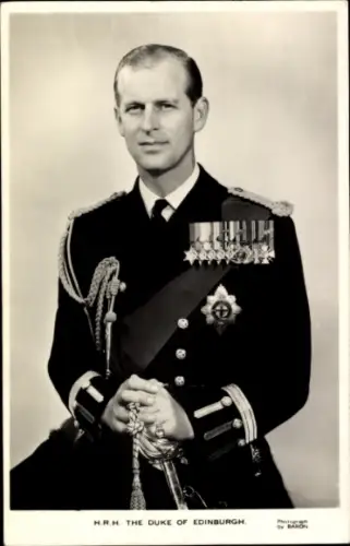 Ak Duke of Edinburgh, Prince Philip, Adel Großbritannien, Portrait, Uniform, Orden