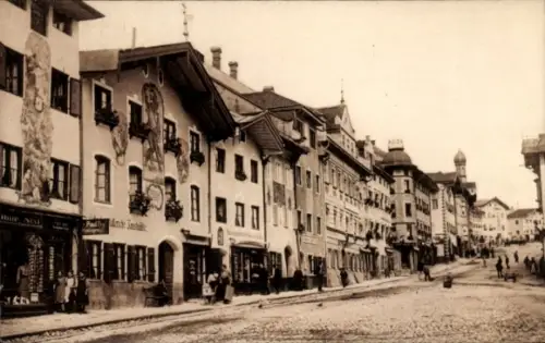 Ak Bad Tölz in Oberbayern, Marktstraße in   Gebäude, Menschen auf der Straße