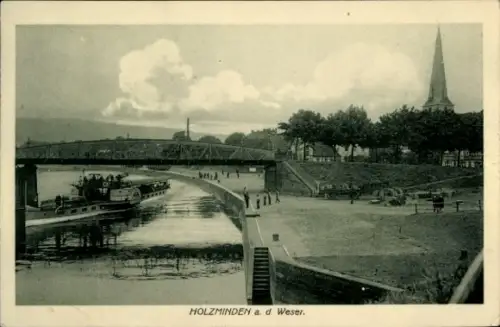 Ak Holzminden an der Weser, Flusslandschaft, Brücke, Schiffe, Menschen, Kirche