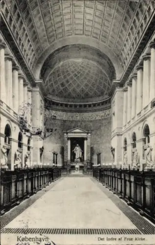 Ak København Kopenhagen Dänemark, Innenansicht der Frue Kirche, Statue, Säulen, Kunstwerke