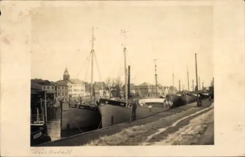 Foto Ak Glückstadt an der Elbe, Hafenpartie, Boote