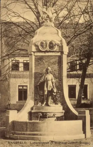 Ak Mansfeld im Harzvorland, Lutherbrunnen, Statue eines knienden Jungen, Schriftzug HINAUS IN ...