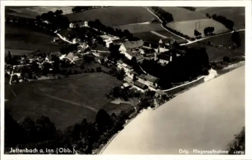 Ak Jettenbach am Inn Oberbayern, Luftaufnahme von Jettenbach, ländliche Umgebung, Flussansicht