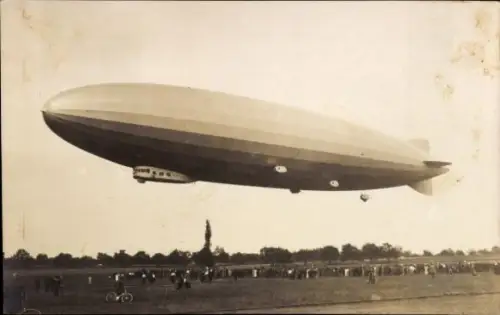 Foto Ak Luftschiff, Zeppelin, Aufstieg