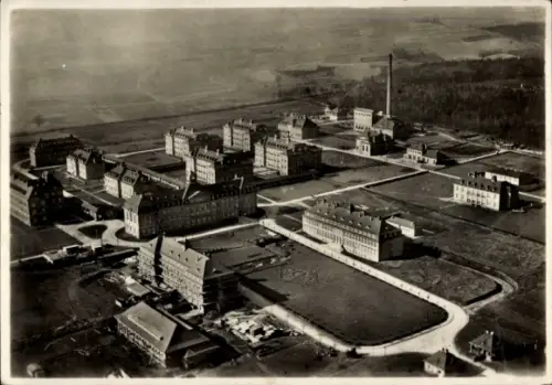 Ak Zwickau in Sachsen, Luftaufnahme vom Staatlichen Krankenstift  historische Gebäude