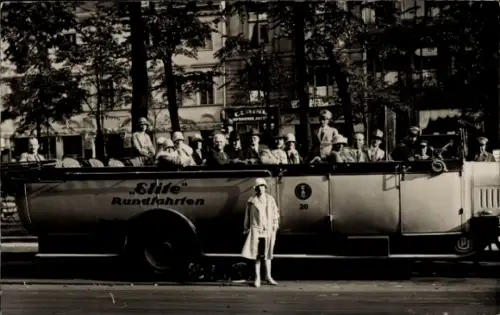 Foto Ak Berlin Mitte, Elite-Rundfahrten, Unter den Linden 44, Café Schön, Rundfahrtbus, Fahrgäste