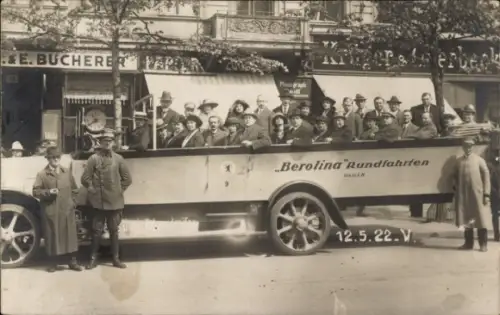 Foto Ak Berolina Rundfahrten, Fahrgäste im Bus vor Ladenstraße